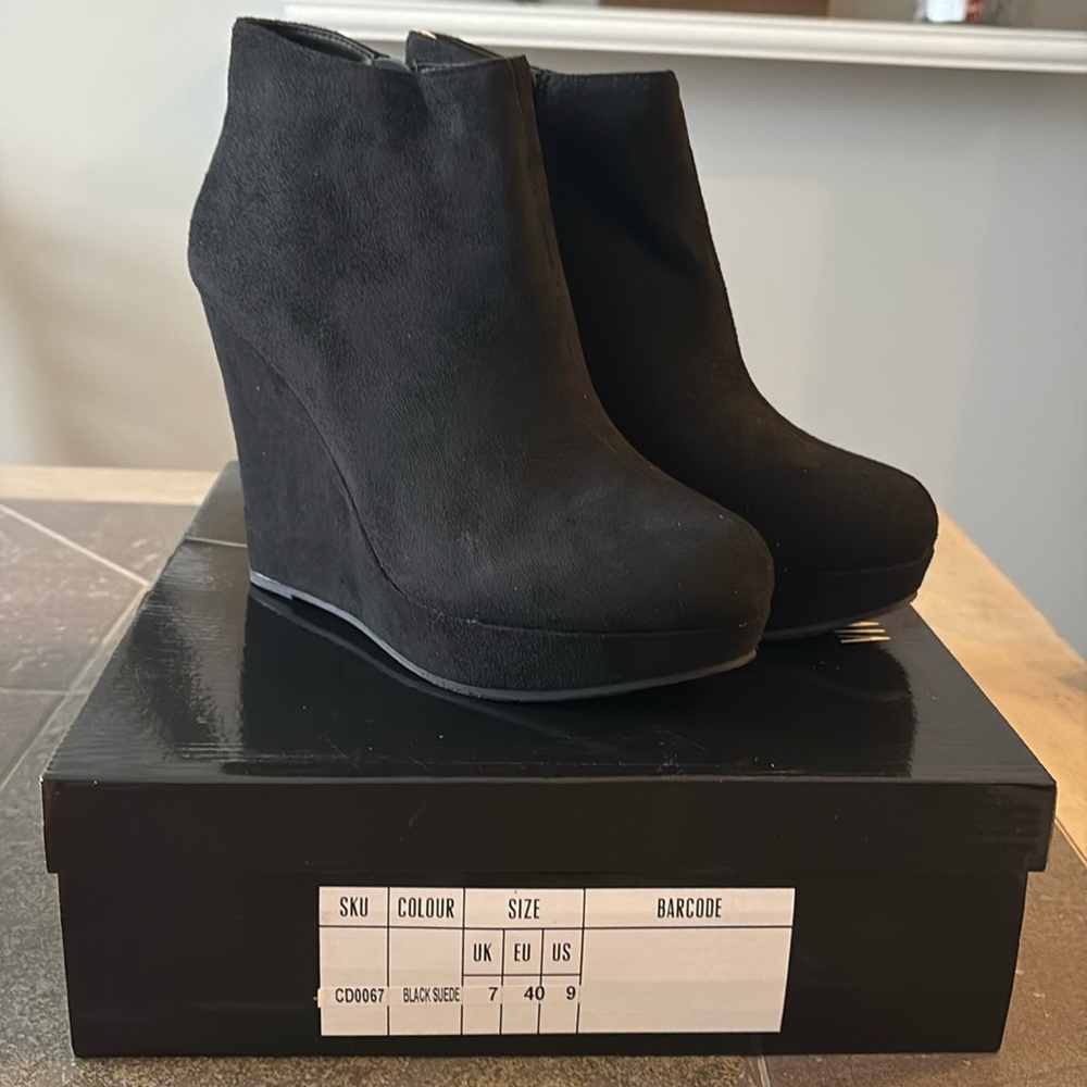 NWT Viva Black Faux Suede Wedge Ankle Boots Size 9.